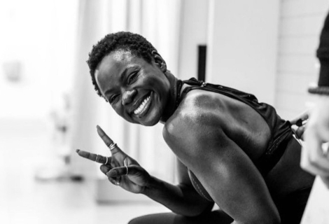 Η Tunde Oyeneyin 