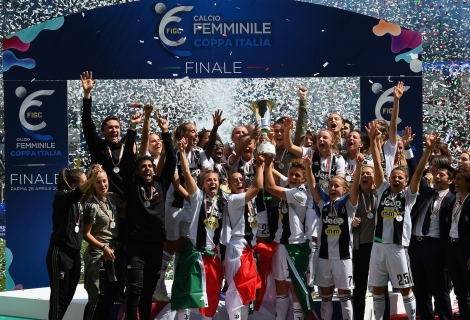 Η ομάδα Γυναικώντ ης Γιουβέντους πανηγυρίζει το Copa Italia