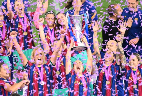Η Αλέξια Πουτέγιας σηκώνει το τρόπαιο του Champions League