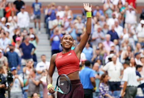 Η Κόρι Γκοφ χαιρετάει το κοινό