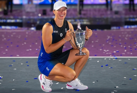 Η Ιγκα Σβιόντεκ με το τρόπαιο του WTA Finals