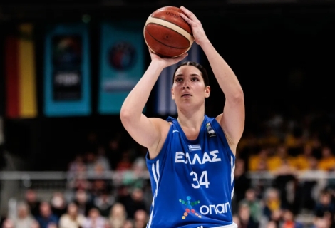 Η Μαριέλλα Φασούλα με τη φανέλα της Εθνικής 