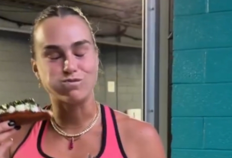 sabalenka_hot_dog