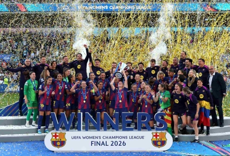 Τελικός Women's Champions League 2026: Η στιγμή της απονομής του τροπαίου (vid)