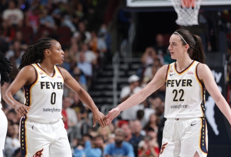WNBA: Αποχώρησε η Μίτσελ με υπερθέρμανση, τα... έχωσε η Κεϊτλίν Κλαρκ
