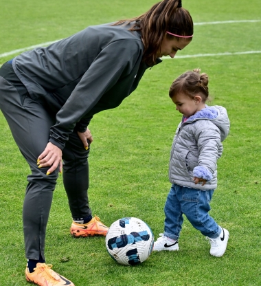 Η FIFA επικαιροποίησε τα πρωτόκολλα μητρότητας για παίκτριες και προπονήτριες