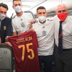 Τιμήθηκε για τα 75 παιχνίδια με την εθνική Ισπανίας ο Ζόρντι Άλμπα (vid)