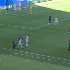 Ο camera-man έκανε πάσα με κεφαλιά και συνέχισε απερίσπαστος τη δουλειά του! (vid)