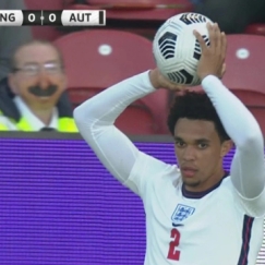 Φρουρός με την πιο «ψαρωτική» μάσκα στο Αγγλία-Αυστρία (pic)