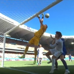 Ο Ντουμπράβκα έπιασε πέναλτι κι έβαλε το πιο «τρελό» αυτογκόλ ever! (vid)