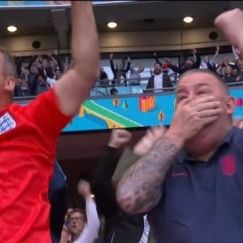 Αγγλος οπαδός κόντεψε να χάσει τη μασέλα του στους πανηγυρισμούς (vid)