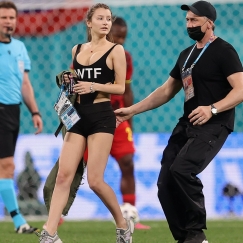 Η εισβολέας στο Φινλανδία-Βέλγιο διαφήμισε σάιτ κρυπτονομίσματος (vid)