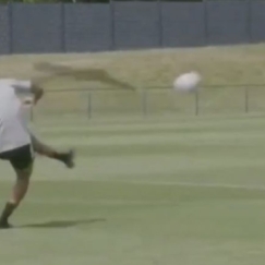 Στα 44 του ο Ανρί σκοράρει απίστευτο γκολ με απευθείας εκτέλεση φάουλ και αποθεώνεται (vid)