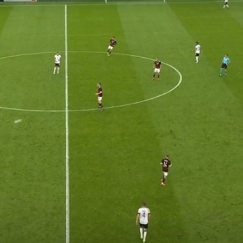 «Άρρωστη» ασίστ με εξωτερικό φάλτσο από την άμυνα ο Χούμελς!