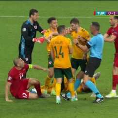 Τουρκία – Ουαλία: Εντονα σπρωξίματα, φασαρία και τέσσερις κάρτες (vid)