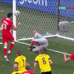 Η «τρελή» ευκαιρία του Λεβαντόφσκι, δύο δοκάρια στην ίδια φάση (vid)