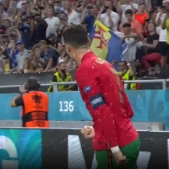 Αντικείμενα στον Ρονάλντο κατά τον πανηγυρισμό του 2-2 (vid)