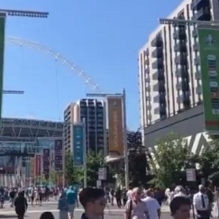 Ζητούν διαβατήριο εμβολιασμού από τα μεγάφωνα στο Γουέμπλεϊ