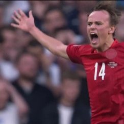 Απίθανη εκτέλεση φάουλ του Ντάμσγκααρντ και γκολ για τη Δανία! (vid)