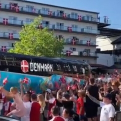 Υποδοχή ηρώων για τους Δανούς με σημαίες στα μπαλκόνια ενόψει ημιτελικού (vid)