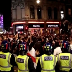 Αγγλοι πανηγύριζαν πάνω σε τηλεφωνικούς θαλάμους και σε οροφές λεωφορείων και συνελήφθησαν (pic & vids)