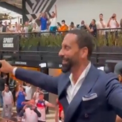 Ο Ρίο Φέρντιναντ δίνει το σύνθημα στους οπαδούς της Αγγλίας (vid)