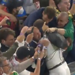 «Πνίγηκαν» στις αγκαλιές των οπαδών οι Ιταλοί (vid) 