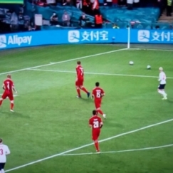 Επρεπε να σταματήσει η φάση; Τι λέει ο κανονισμός της FIFA για τις δύο μπάλες στο γήπεδο (pic)