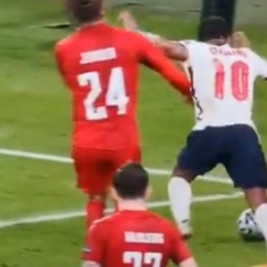 Απορεί ο Λίνεκερ: «Γιατί τόση φασαρία, ίσως και διπλό πέναλτι στον Στέρλινγκ!»