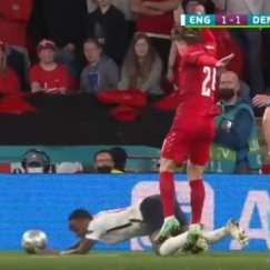 Λίνεν για Στέρλινγκ: «Και μένα με σπρώχνουν στο σούπερ-μάρκετ, αλλά δεν πέφτω κάτω»