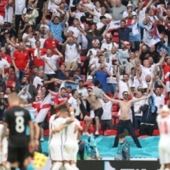 Οπαδός της Αγγλίας αποκοιμήθηκε στο ματς με τη Σερβία και ξύπνησε στις 4 τα ξημερώματα σε άδειο γήπεδο! (vid)