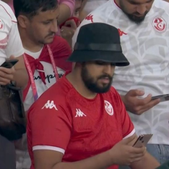 Με τα βλέμματα στα κινητά οι Τυνήσιοι σε εξέδρα και πάγκο (vid)