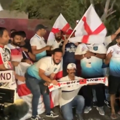 Η Αγγλία δέχθηκε θερμό καλωσόρισμα από εκατοντάδες φιλάθλους... που επέμεναν ότι δεν είναι ψεύτικοι (vids)