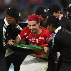 Οπαδός της Τυνησίας μπήκε στον αγωνιστικό χώρο με σημαία της Παλαιστίνης (vid)