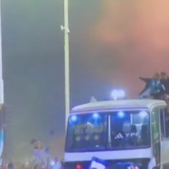 Τρελαμένοι οι Αργεντίνοι, οπαδός σκαρφάλωσε σε στύλο για να δει τους παίκτες στο πούλμαν (vid)