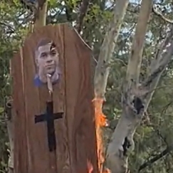 Ξεπέρασαν τα όρια οι Αργεντινοί, έκαψαν φέρετρο με το πρόσωπο του Μπαπέ (vid)