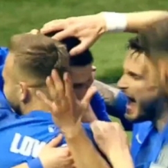 Οι παίκτες της Σλοβενίας πανηγυρίζουν την ανατροπή κόντρα στο Καζακστάν