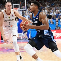 Ο Γιάννης Αντετοκούνμπο με τη φανέλα της Εθνικής.