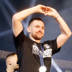 Ο Αντρίγια Ζίβκοβιτς πανηγυρίζει την κατάκτηση του πρωταθλήματος με τον ΠΑΟΚ