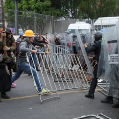 Σοβαρά επεισόδια μεταξύ διαδηλωτών και αστυνομικών έξω από το Αζτέκα!