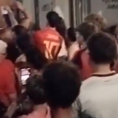 Campeones del Mundo: Δεκάδες Ισπανοί είδαν τον τελικό δίπλα στην ισπανική πρεσβεία στην Αθήνα