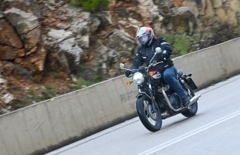 Οδηγήσαμε το διαχρονικά μεταμοντέρνο Triumph Bonneville T100 του 2026