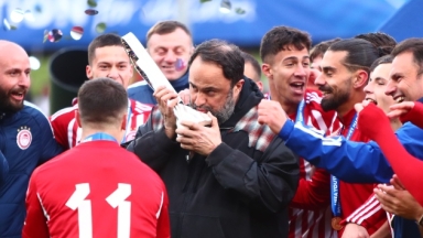Ο Μαρινάκης φιλάει το Κύπελλο