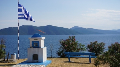 Αυτό το ελληνικό νησί προτείνει ο Guardian για καλοκαιρινές διακοπές: «Υπάρχει ένας φούρνος, ένα μπαρ και πέντε ταβέρνες»