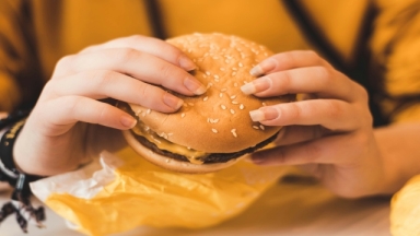 Αυστραλός αγόρασε ένα μπέργκερ από τα McDonald's το 1995 και δεν το έφαγε: Τριάντα χρόνια μετά το έχει κρατήσει για να δει τι θα συμβεί 