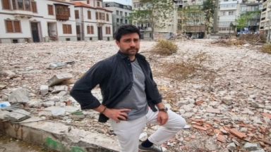Γνωστός ηθοποιός στην Τουρκία αγόρασε το σχολείο που πήγε μικρός και το διέλυσε για να να εκδικηθεί τους καθηγητές του
