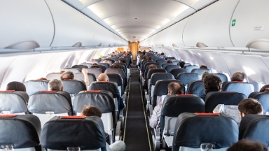 Τι να μην τρώτε στο αεροπλάνο: Oι τροφές και τα ποτά που πρέπει να αποφύγετε σε μια πτήση