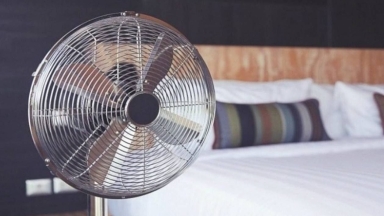 Κοιμάσαι με ανεμιστήρα; Η παγίδα που μπορεί να επηρεάσει την υγεία σου