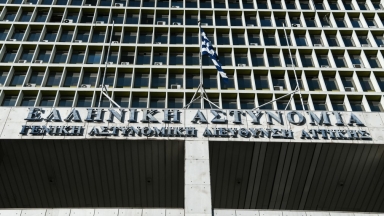 Συναγερμός στην ΕΛ.ΑΣ.: Συνελήφθη ο άνδρας που απειλούσε πως έχει εκρηκτικά μπροστά στη ΓΑΔΑ