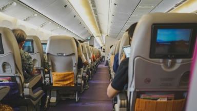 «Γυμνή πτήση» και raw-dogging: Η νέα τάση στα ταξίδια που κατακτά τους επιβάτες